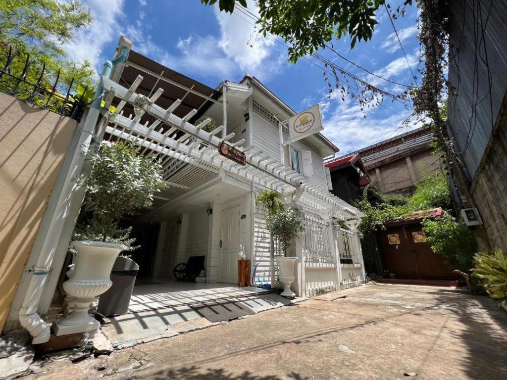 Ban Thungdang Housetel Bangkok Hotel Buitenkant foto