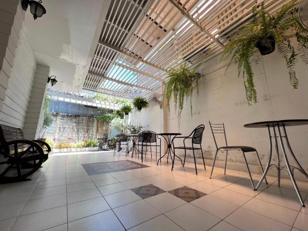 Ban Thungdang Housetel Bangkok Hotel Buitenkant foto