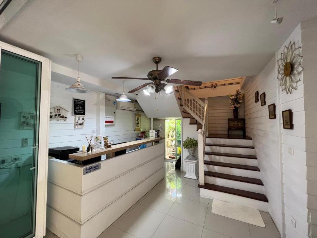 Ban Thungdang Housetel Bangkok Hotel Buitenkant foto