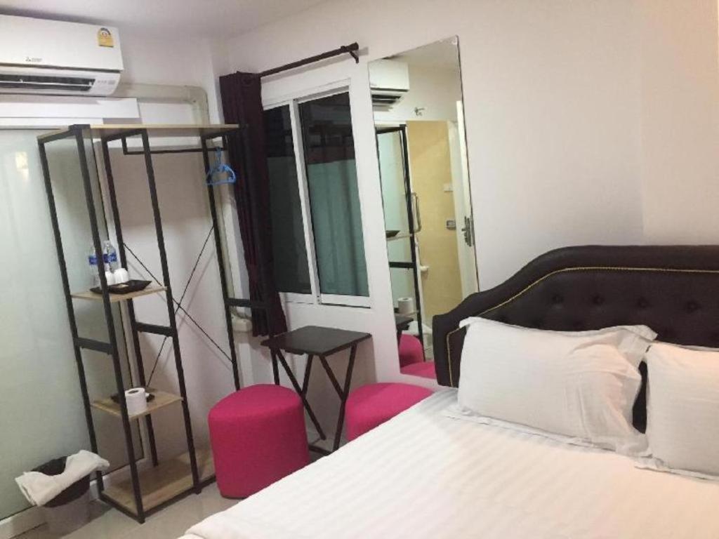 Ban Thungdang Housetel Bangkok Hotel Buitenkant foto