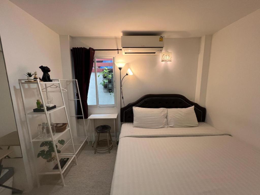 Ban Thungdang Housetel Bangkok Hotel Buitenkant foto