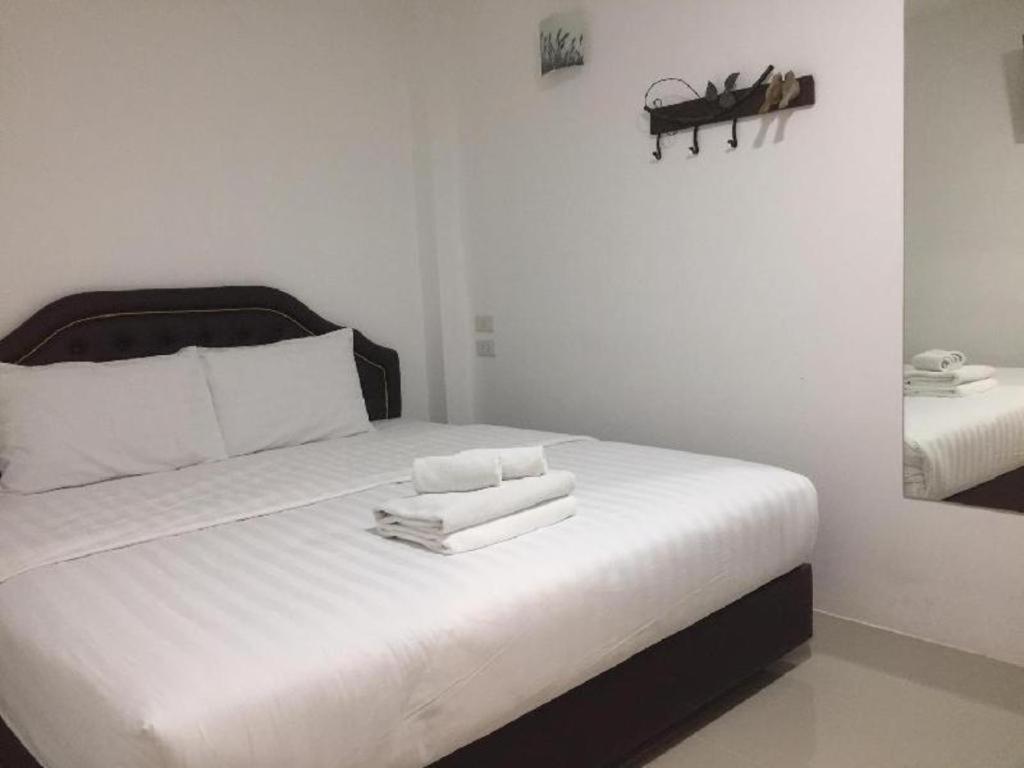 Ban Thungdang Housetel Bangkok Hotel Buitenkant foto