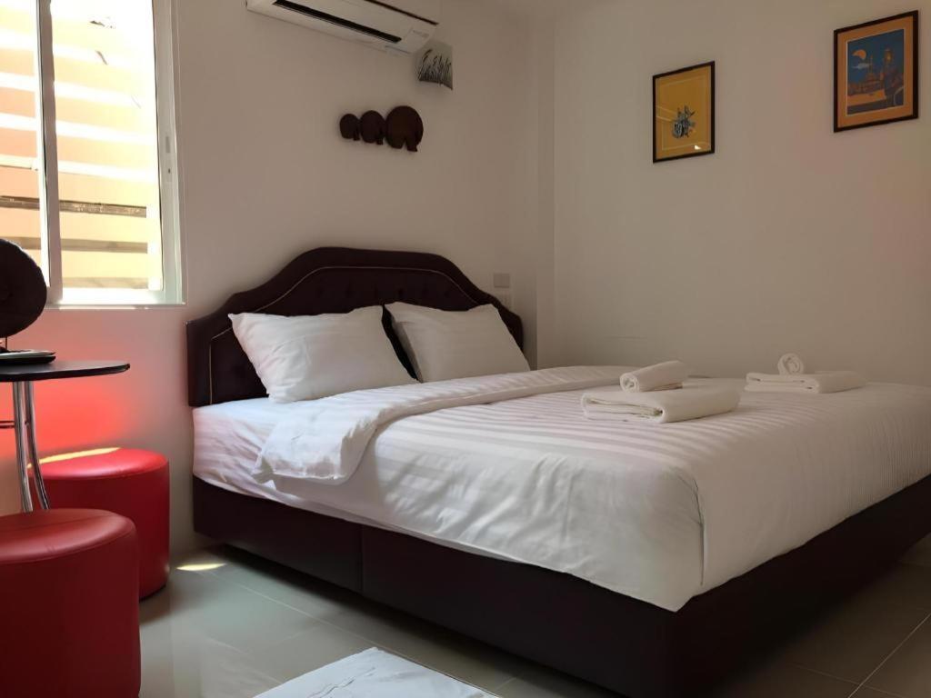 Ban Thungdang Housetel Bangkok Hotel Buitenkant foto