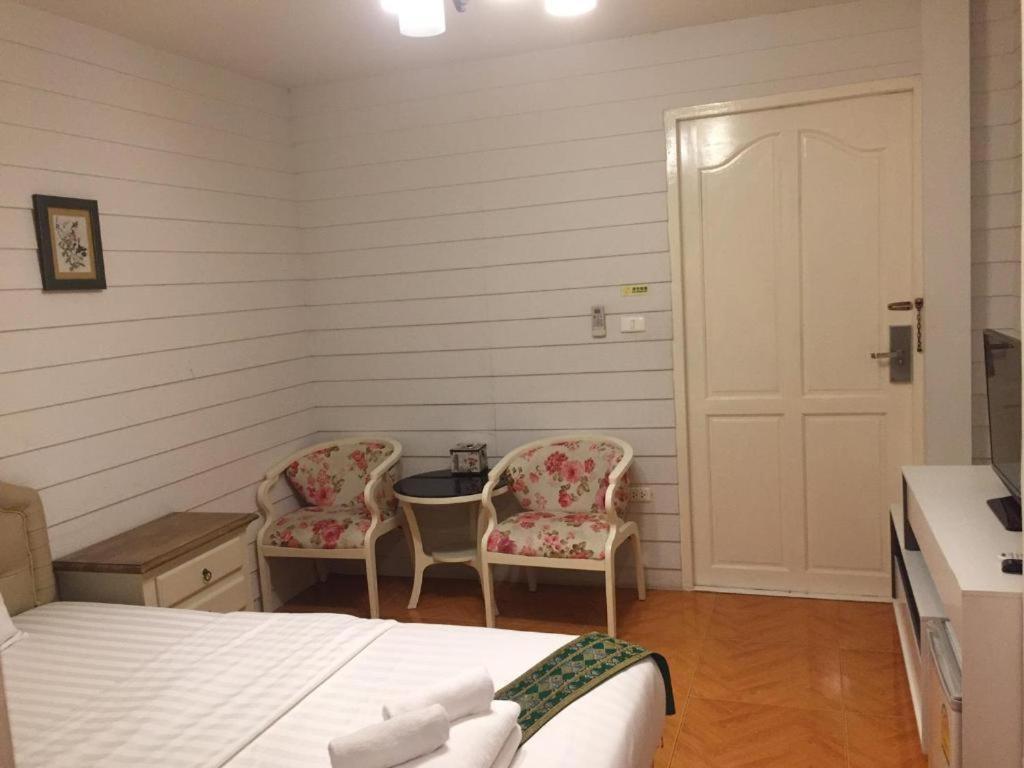 Ban Thungdang Housetel Bangkok Hotel Buitenkant foto