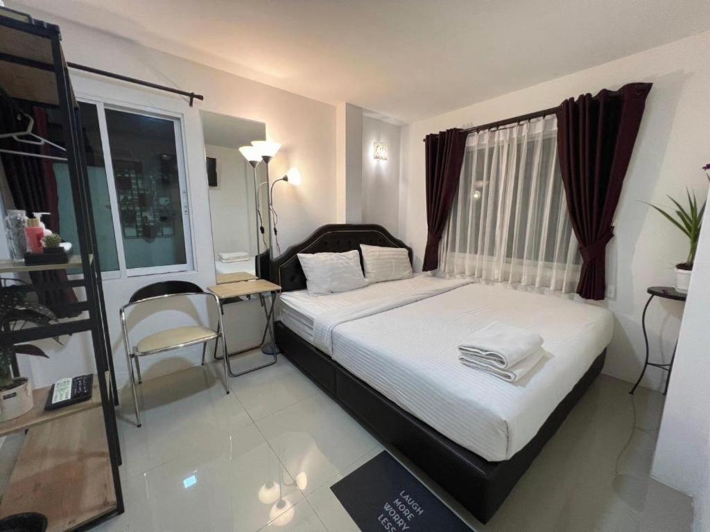 Ban Thungdang Housetel Bangkok Hotel Buitenkant foto