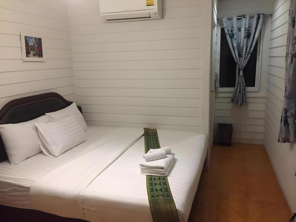 Ban Thungdang Housetel Bangkok Hotel Buitenkant foto