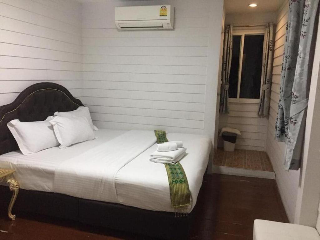 Ban Thungdang Housetel Bangkok Hotel Buitenkant foto