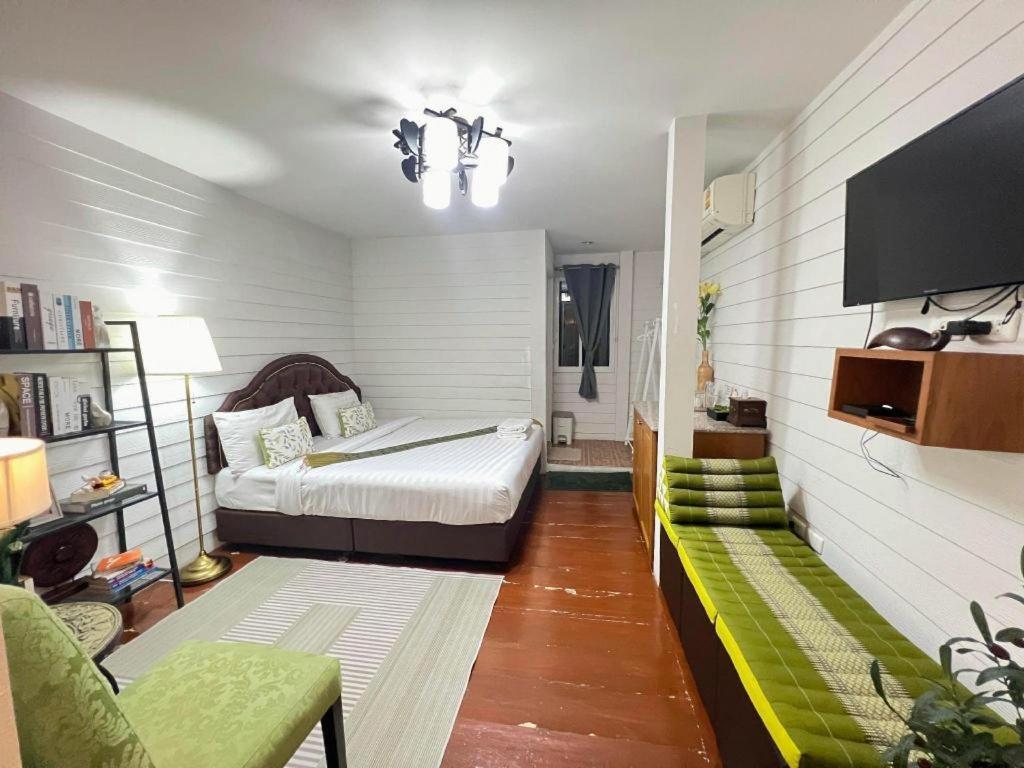 Ban Thungdang Housetel Bangkok Hotel Buitenkant foto