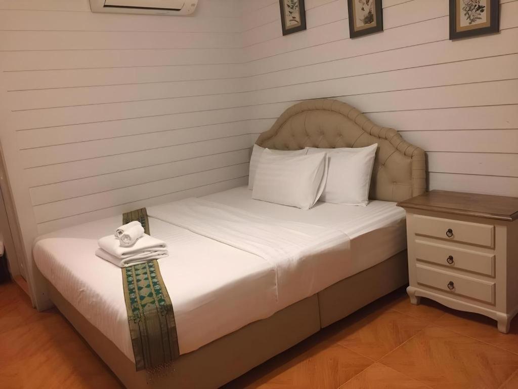 Ban Thungdang Housetel Bangkok Hotel Buitenkant foto